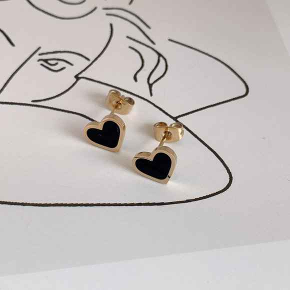 [14K Gold Plated] Black Heart Shaped Stud Earrings - Picture 8 of 9